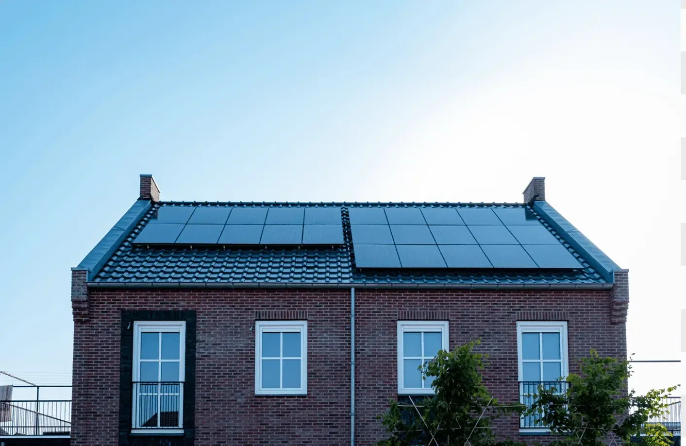 Moderne dansk villa med solceller installeret på skråtag - grøn energiløsning fra Bodil Energi